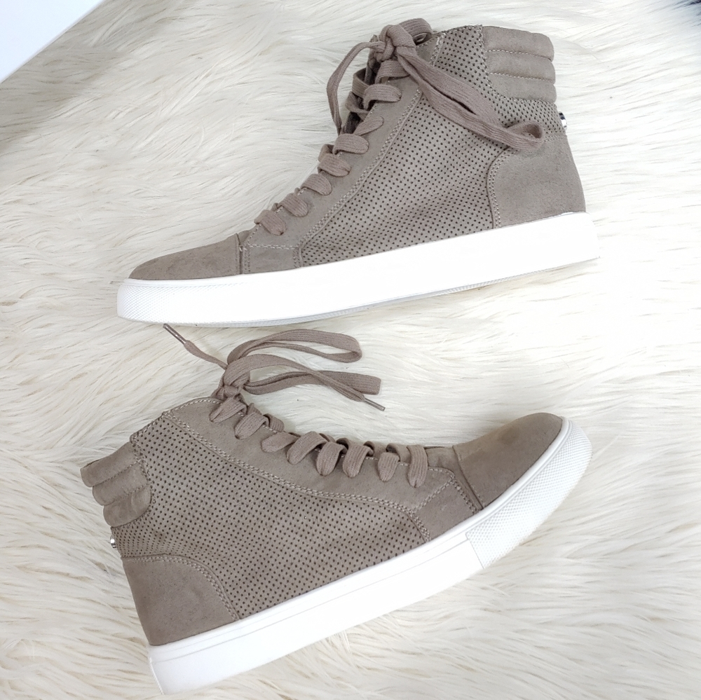 STEVE MADDEN FAUX SUEDE SNEAKER